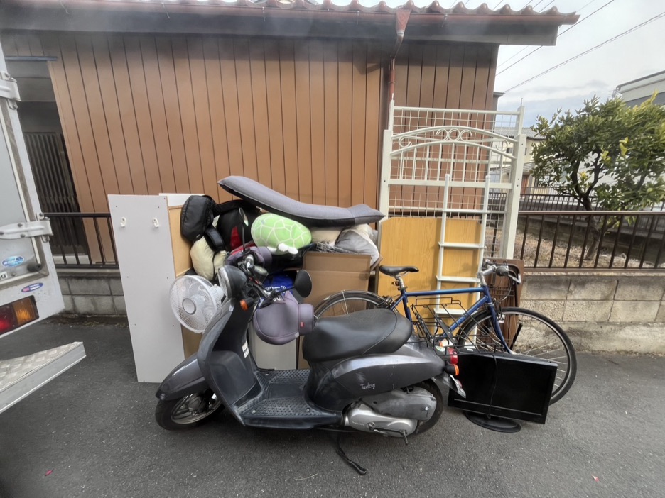 空き家から運び出したバイク・自転車・家財などの回収品