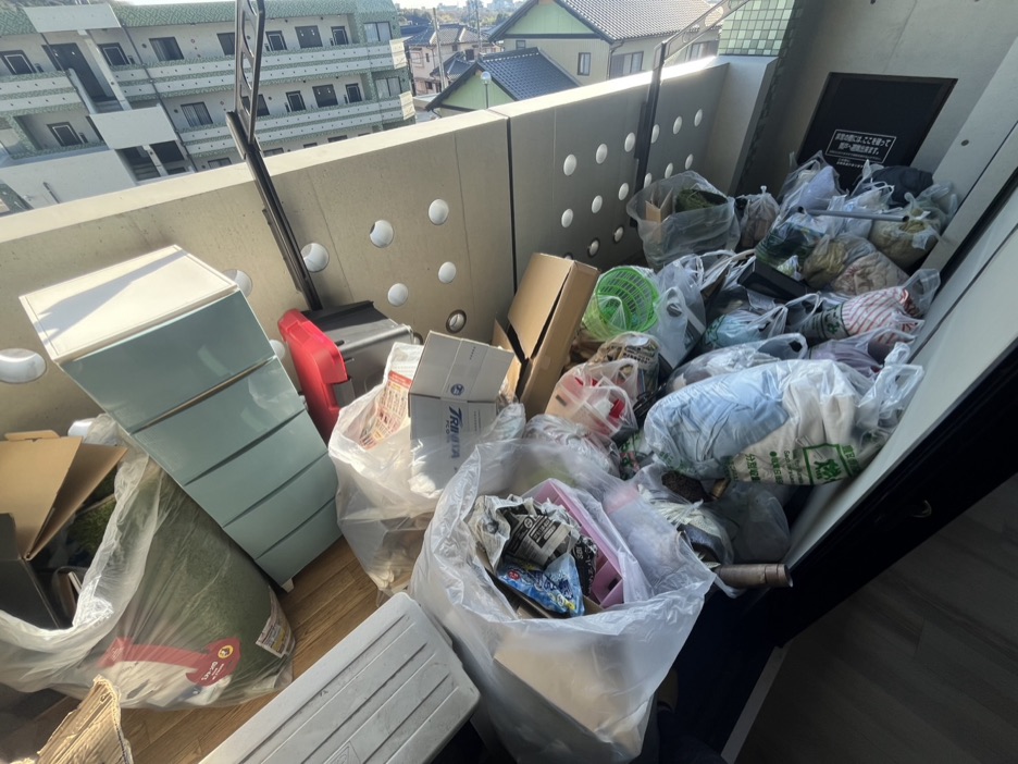 分別してまとめた回収品の袋が並ぶベランダ