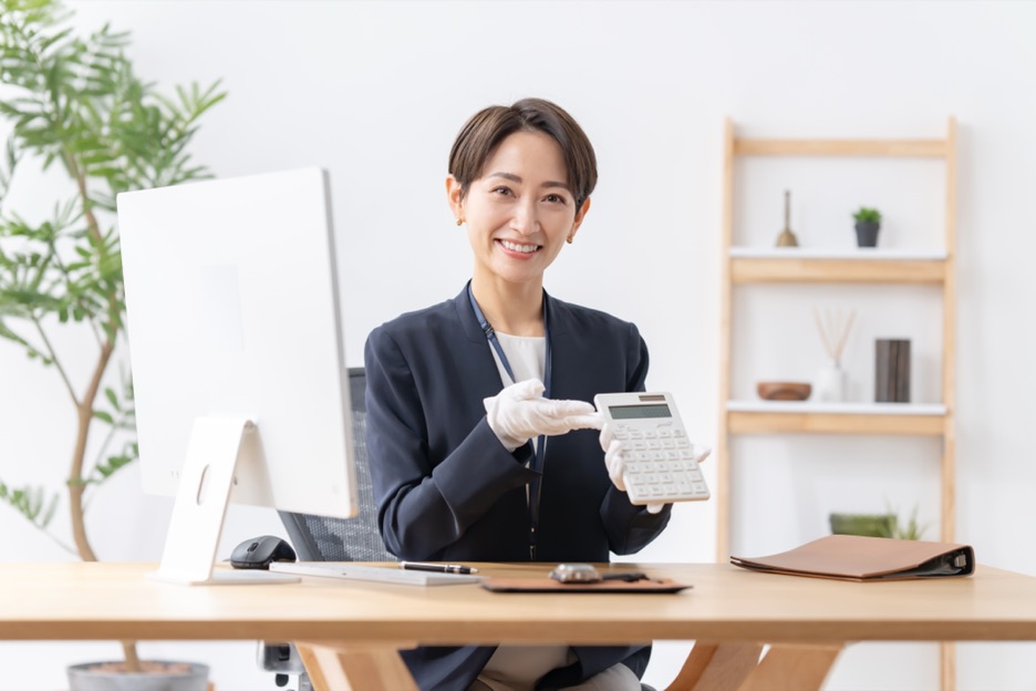 電卓でお見積もり金額をご提示するスタッフ