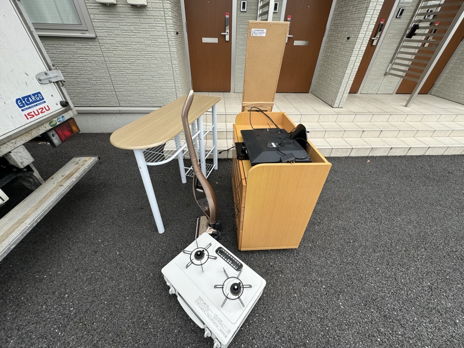 トラックへの積み込みを待つ回収品