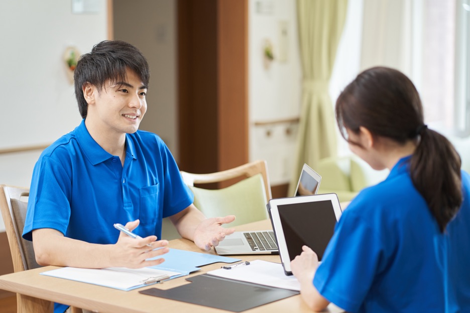 お客様対応の打ち合わせをするてばなし屋のスタッフ