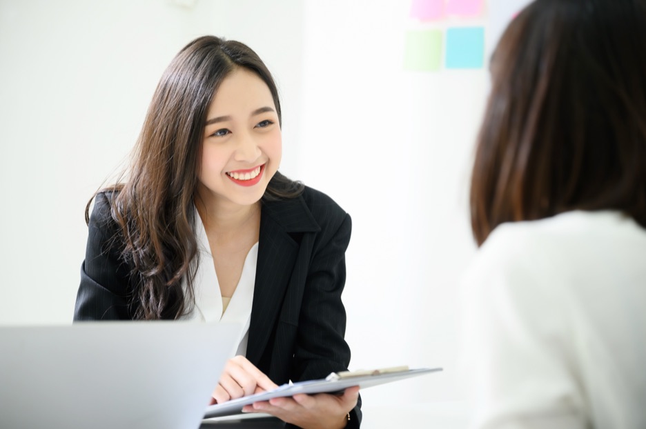 お急ぎのご依頼を伺い作業計画をご提案するスタッフ