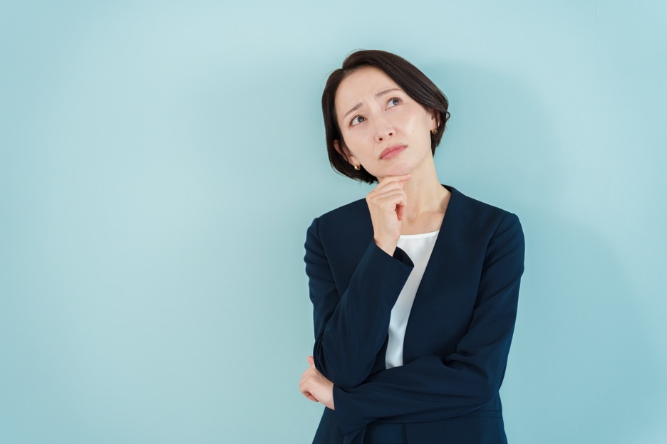 回収された物の行方に不安を感じる女性