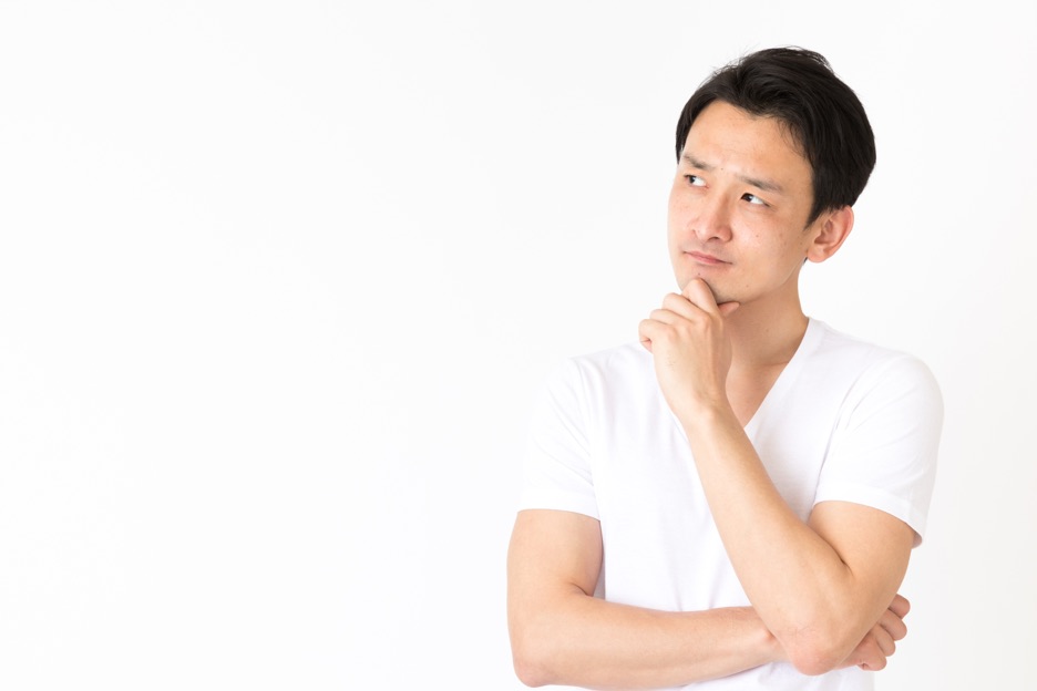 見積もりと違う請求額に戸惑う男性